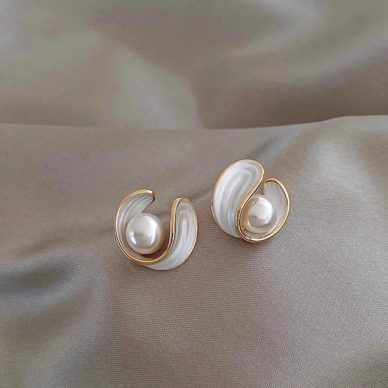 Luxury with White Opal and Pearls in Gold