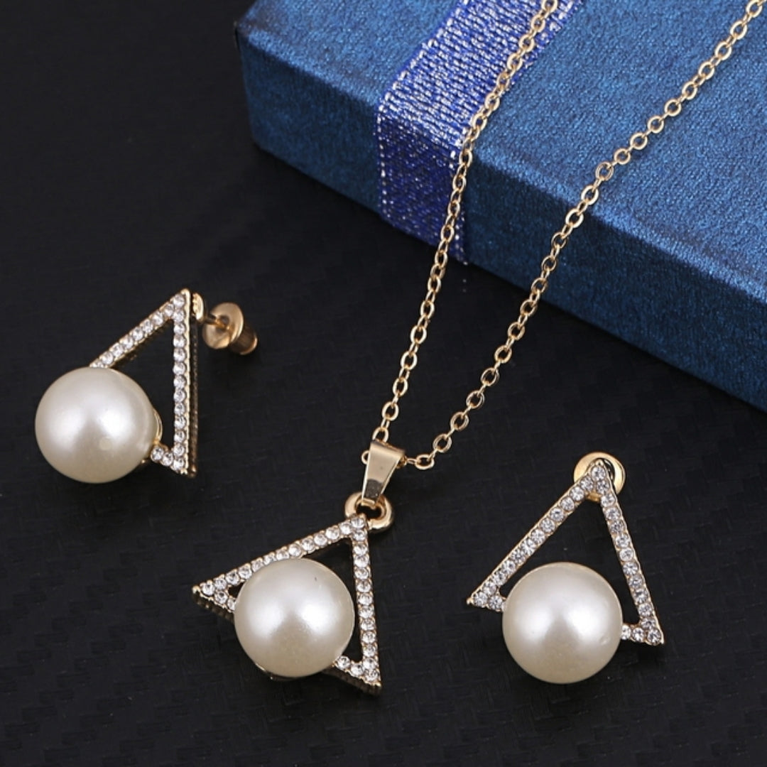 Set of Necklace + Triangular with Pearls and Zirconia in Gold