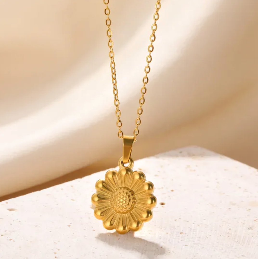 Daisy Necklace in 18K Gold Plating