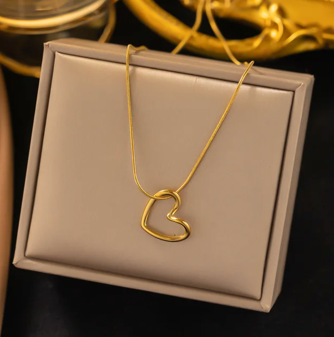 Minimalist Heart-Shaped Necklace in 18K Gold Plating