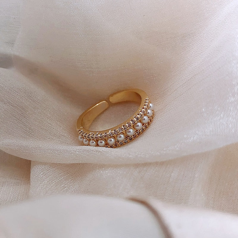 Luxury gold and pearl ring