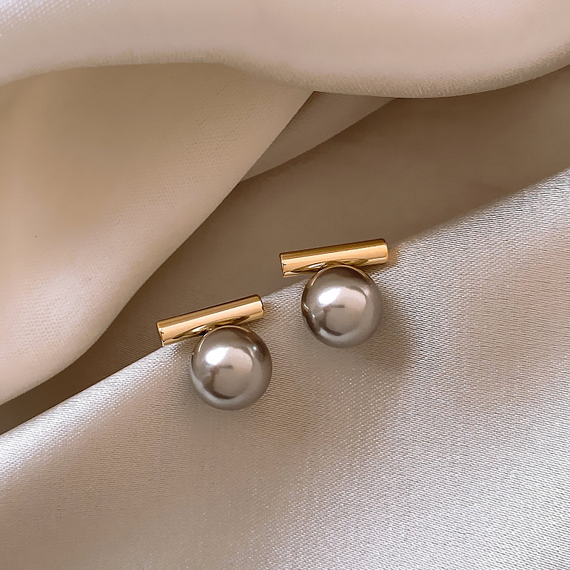 Elegant gold earrings with dark pearls